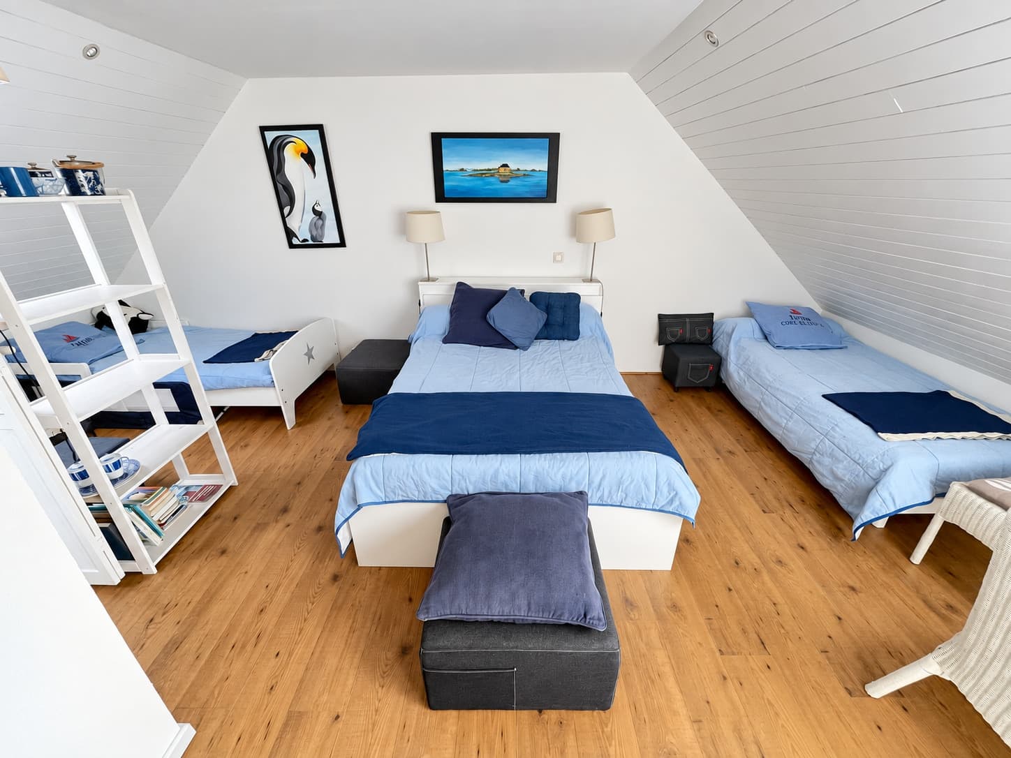 Chambre Bleue : un lit double et deux lits simples sous les combles
