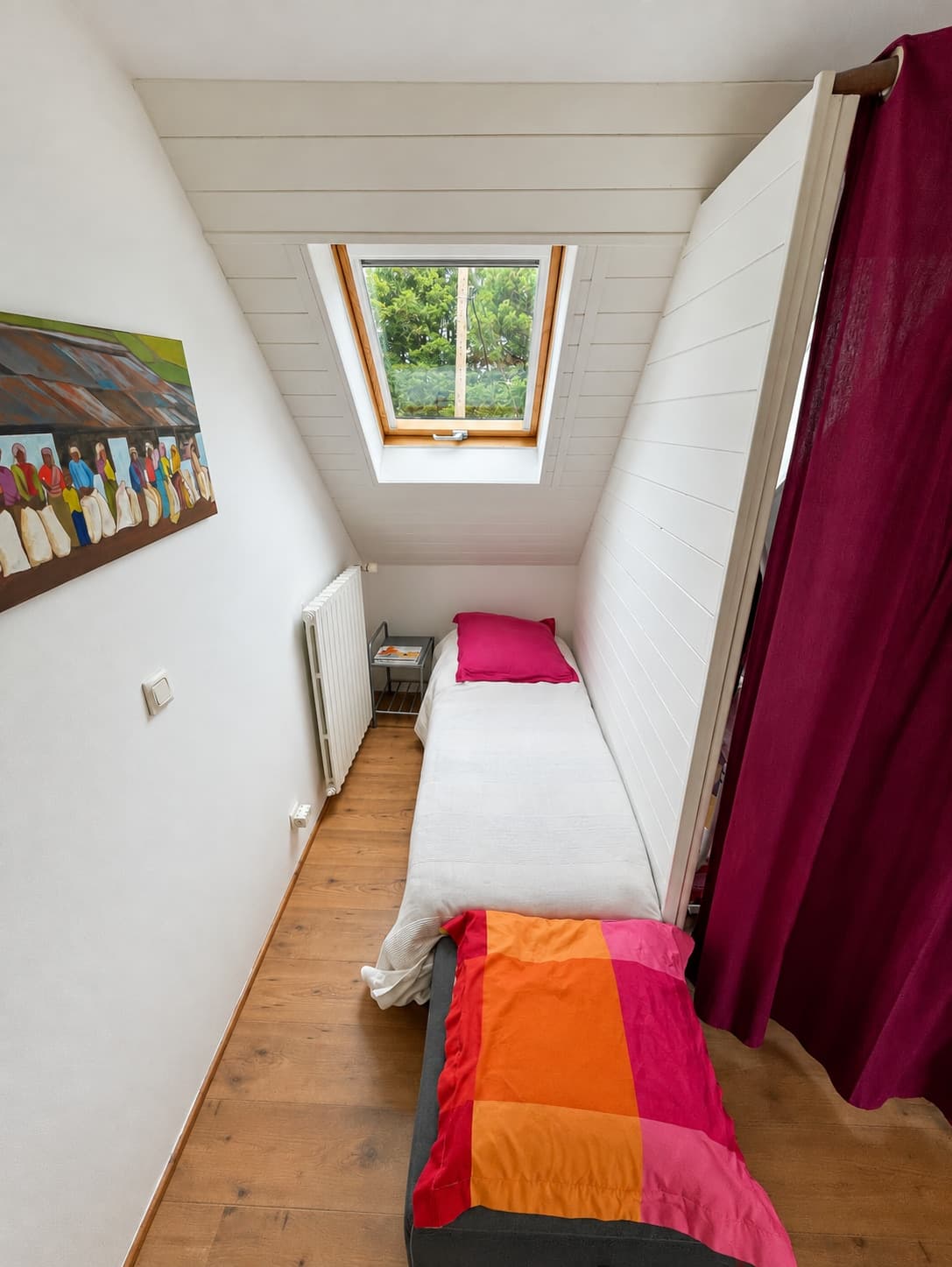Chambre Voyage : le lit simple sous la fenêtre de toit